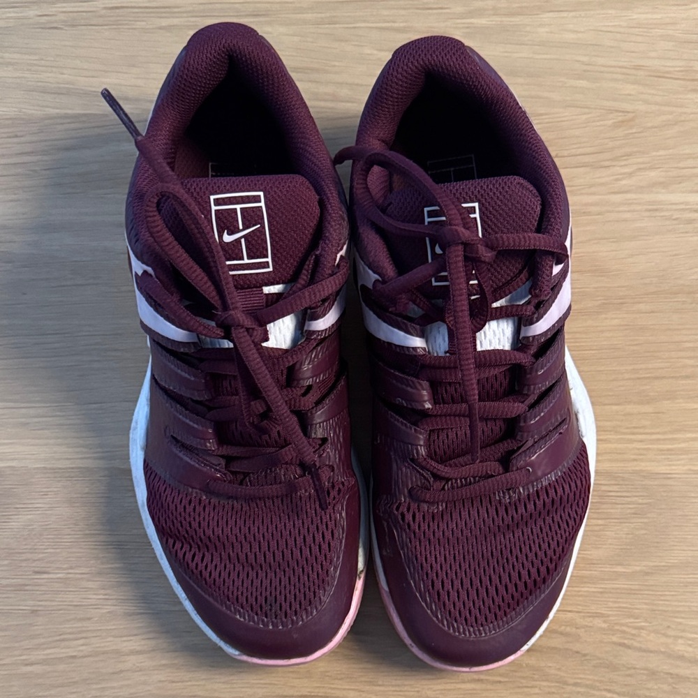 Nike Burgundy and White Mesh Athletic Sneakers Youth 4 - Picture 2 of 6